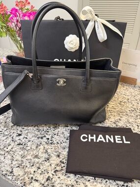 CHANEL Medium Executive Cerf Tote shopper caviar leather